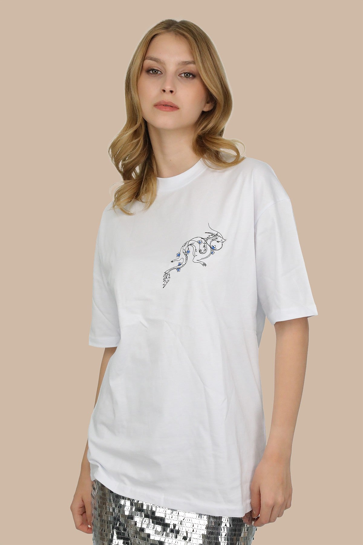 Beyaz Bisiklet Yaka Özel Tasarım Ejderha Nakış Desenli Oversize T-shirt